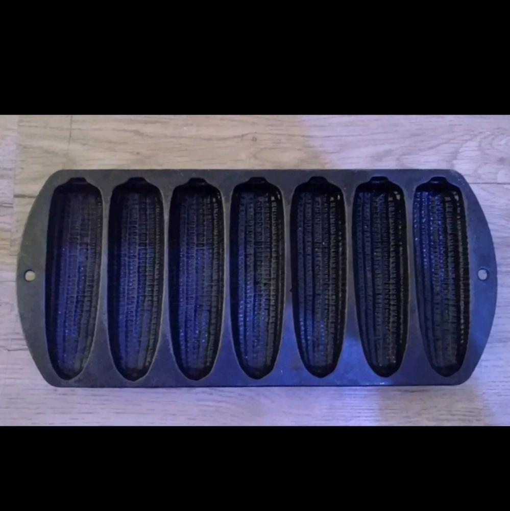Lodge 27C2 Corn Bread pan, Cast Iron 12.5", 7 pc. USA